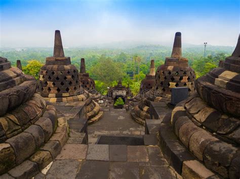  ボロブドゥールの建設: 3世紀のインドネシアにおける仏教の隆盛と芸術的革新